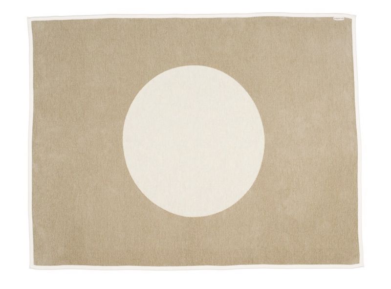 Pappelina Vera Wolldecke in Beige mit großem, weißem Kreis und weißer Umrandung, 140x180 cm.
